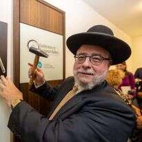 הרב גולדשמיט קובע מזוזה. | ועידת רבני אירופה