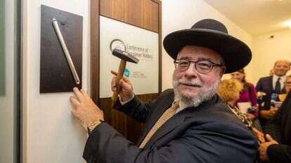 הרב גולדשמיט קובע מזוזה. | ועידת רבני אירופה