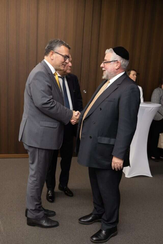 הרב גולדשמיט עם השר הרמן. | מיכאל טוכפלד