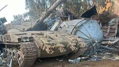 הטנק שנגנב מבסיס אליקים לאחר שאותר במגרש הגרוטאות. | דוברות המשטרה