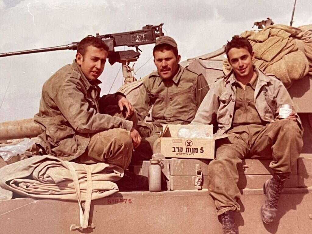 מימין לשמאל: ישעיהו הולץ, הרב שמואל אורלן והרב שג"ר, תלמידי ישיבת הכותל, בתקופת האימונים לפני המלחמה