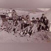 לוחמי גדוד 57 פלוגה ג', שבו לחם הרב איזנטל )נראה למעלה מימין, ממושקף ומשופם( בתל א־שאמס, בתוך "המובלעת הסורית"