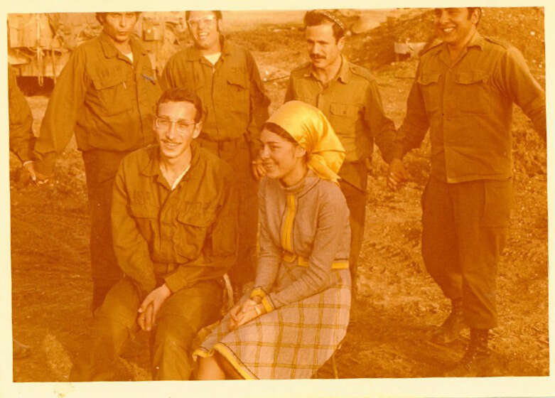 מסיבת שבע ברכות לאהרן וציפורה איזנטל שנערכה בגולן לאחר המלחמה, בעוד החתן מגויס