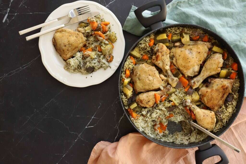 עוף עם אורז ירוק וירקות בסיר אחד. | אפרת ליכטנשטט