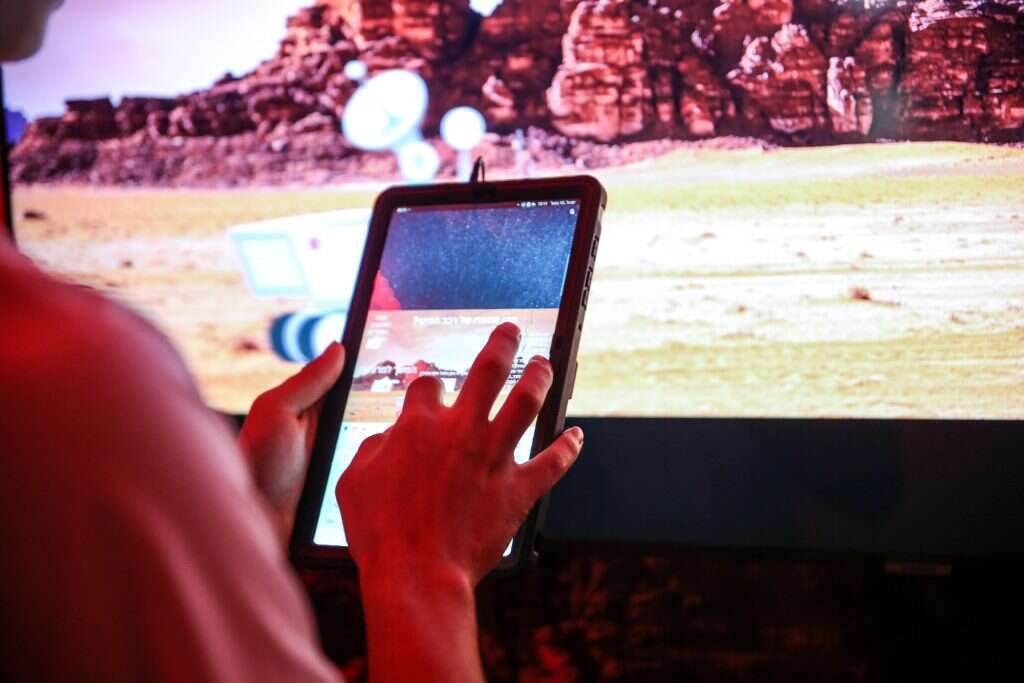 חוקרי החלל בפעולה. | טכנודע חדרה