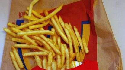 צ'יפס מטוגן מרשת מזון מהיר. | Rich Kareckas, AP