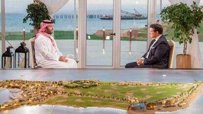 בן סלמאן בריאיון לפוקס ניוז באזור הפיתוח נאום, השבוע, על רקע מודל של אחד ממיזמי הבנייה המתוכננים. | רויטרס