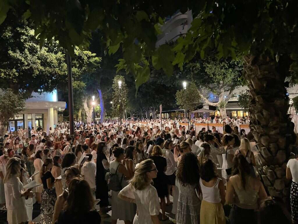 תפילה המונית במוצאי יום הכיפורים בתל־אביב, 2021. | עמיחי זעירא, ראש יהודי