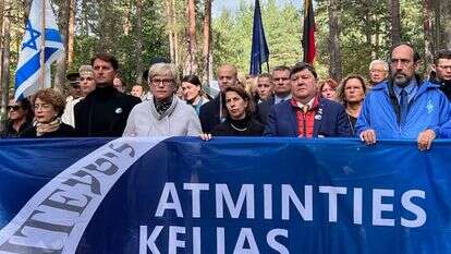 ראשת ממשלת ליטא אינגרידה שימונטינה, שגרירת ישראל בליטא הדס ויטנברג זילברשטיין, חבר הפרלמנט הליטאי עימנואל זינגריס ומנהל מצעד החיים באירופה מישל גורארי. | MOTL