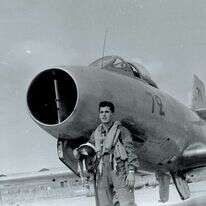 איך יוצאים מזה? "לא יוצאים. זה מלווה אותך כל החיים". לניר עם מטוסו. | באדיבות המשפחה