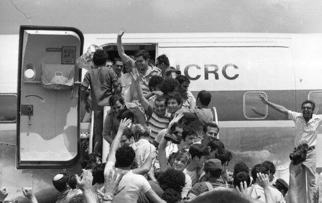 רשימת השבויים היא למעשה רשימת החיים. חיילי צה"ל חוזרים מהשבי הסורי. | ארכיון דן הדני, האוסף הלאומי לתצלומים על שם משפחת פריצקר, הספרייה הלאומית,