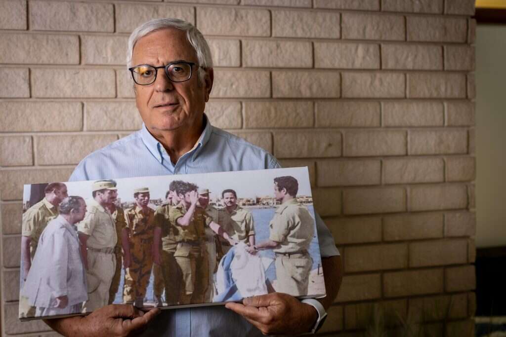 המצרים אמרו שהם מעריכים את הקרב. ארדינסט אוחז בתמונתו־שלו, מצדיע לקצין המצרי שקיבל את הכניעה. | אריק סולטן