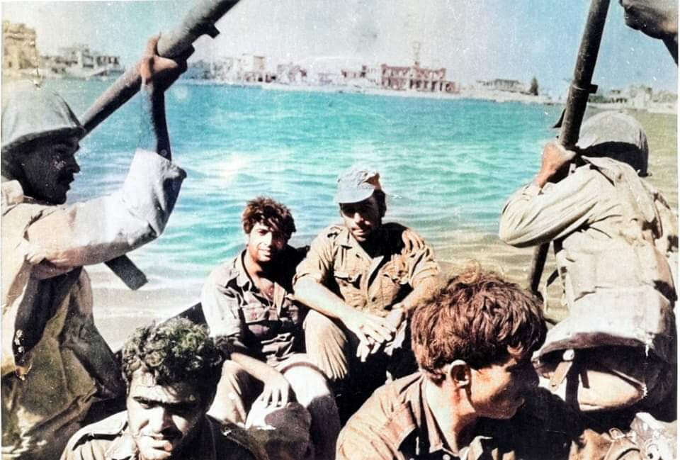 "הייתי בהלם כשקצין האג"ם אבידור אמר לי שאם זה המצב, אז יש לנו רשות להיכנע". שבויי מוצב המזח חוצים את התעלה בסירות המצרים. | מתוך האוסף הפרטי