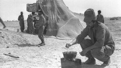 חייל מבשל במלחמת יום הכיפורים. | יוסי גרינברג, לע"מ