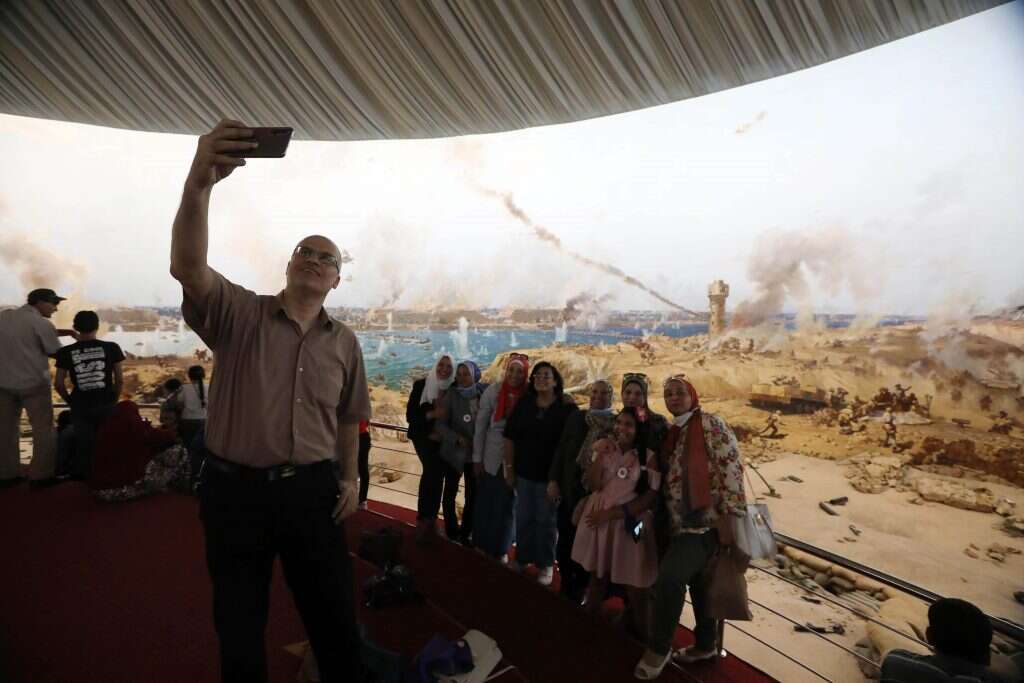 המיצג משקף את היומיים הראשונים למלחמה, ואת ההצלחות בלבד. הפנורמה במוזיאון מלחמת אוקטובר בקהיר. | גטי אימג'ס