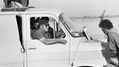 גאון בג'יפ בין ההופעות. | מוריס קושלביץ, במחנה, ארכיון צה"ל ומערכת הביטחון