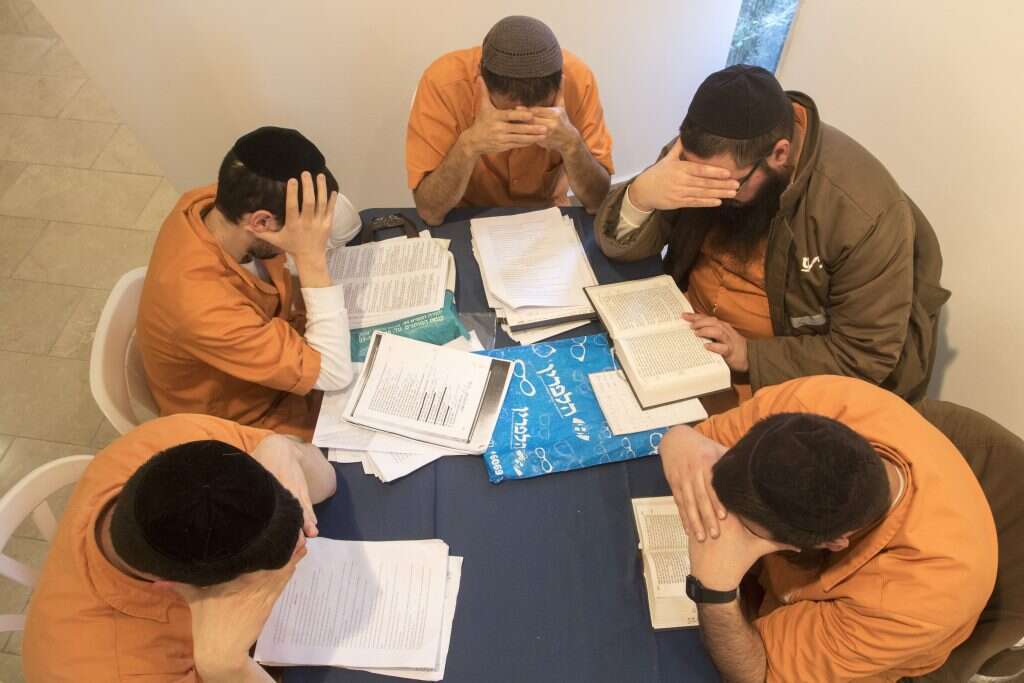 אסירים בכלא מעשיהו לומדים תורה. | יוסי אלוני