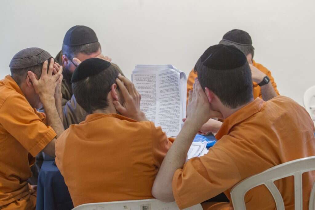 אסירים בכלא מעשיהו לומדים תורה. | יוסי אלוני