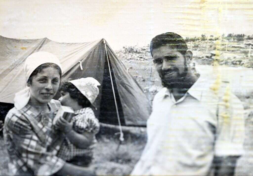 דבורה ארציאל עם בעלה ואחד מילדיה במחנה קדום. | מתוך האוסף המשפחתי