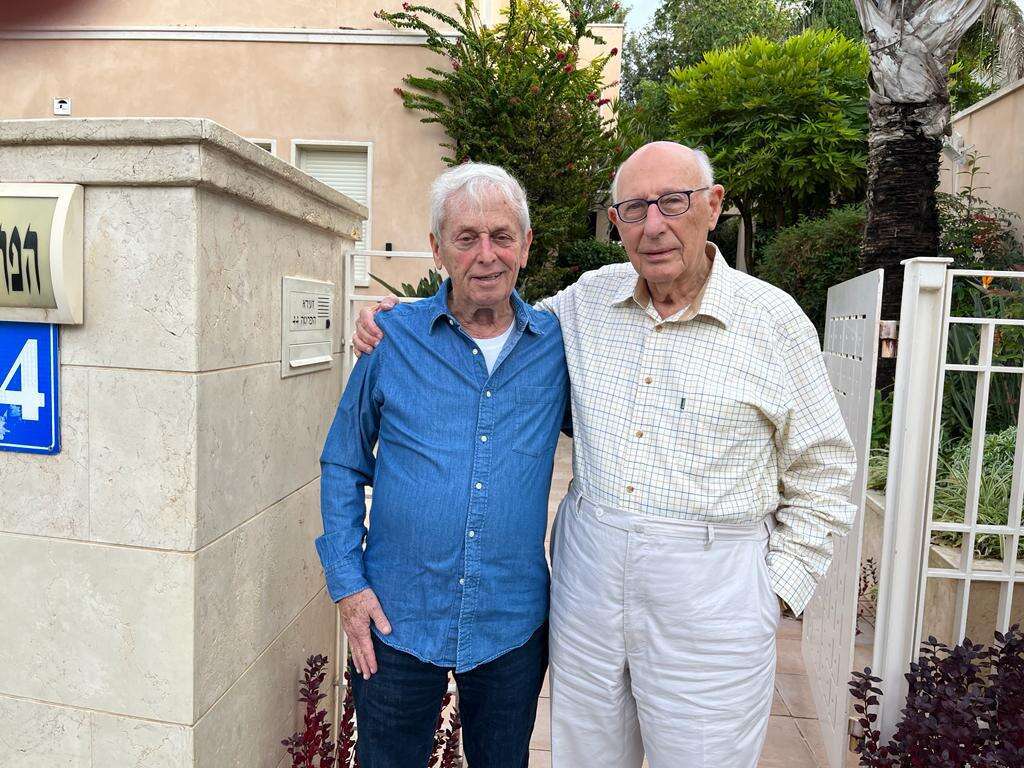 אפרים לפיד יחד עם אלי זעירא. | באדיבות המצולם