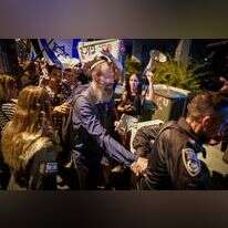 הרב יגאל לוינשטיין מחולץ לאחר תקיפת פעילי המחאה בתל אביב, השבוע. | אבשלום ששוני, פלאש 90