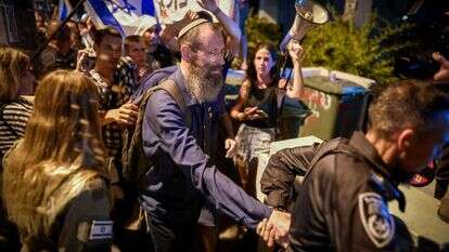 הרב יגאל לוינשטיין מחולץ לאחר תקיפת פעילי המחאה בתל אביב, השבוע. | אבשלום ששוני, פלאש 90