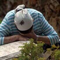 אישה נופלת על קברו של נופל במלחמת יום הכיפורים. | אוראל כהן, פלאש 90