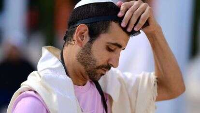 מתפלל ב"יום התפילין" בתל אביב בחודש שעבר. למצולם אין קשר לכתבה. | תומר נויברג, פלאש 90