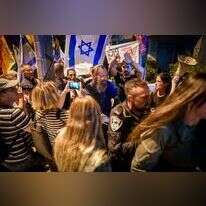 הרב יגאל לוינשטיין מחולץ על ידי השוטרים במהלך המחאה נגדו בתל־אביב, השבוע. | פלאש 90