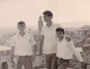 "אני הולך לחפש את אחי". בני משפחת טל: משה ז"ל ראשון מימין, דובי שני