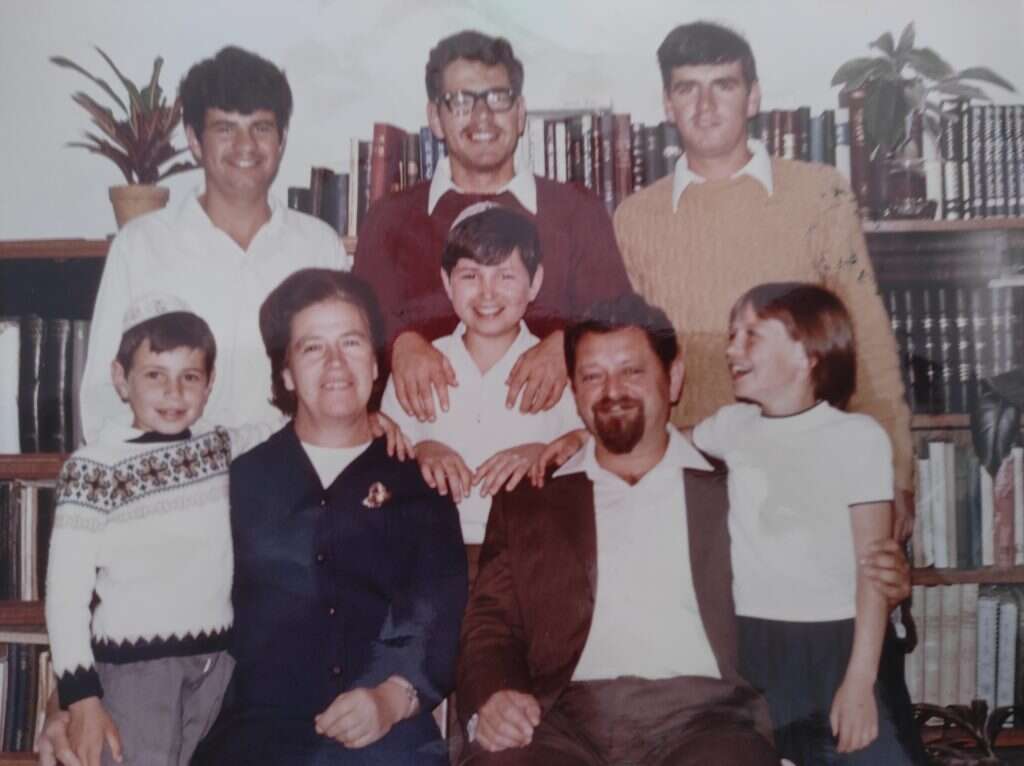 "אני הולך לחפש את אחי". בני משפחת טל: משה ז"ל ראשון מימין, דובי שני. | מתוך האלבום המשפחתי