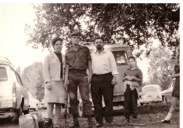 "הוא היה חתיך וכריזמטי כל כך". משה בטירונות עם הוריו ואחיו הצעיר. | מתוך האלבום המשפחתי