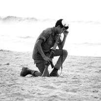 אי אפשר לתת לפוסט־טראומה להוביל קרב לחיים או למוות. תפילה בחול במלחמת יום הכיפורים. | גטי אימג'ס