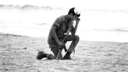 אי אפשר לתת לפוסט־טראומה להוביל קרב לחיים או למוות. תפילה בחול במלחמת יום הכיפורים. | גטי אימג'ס