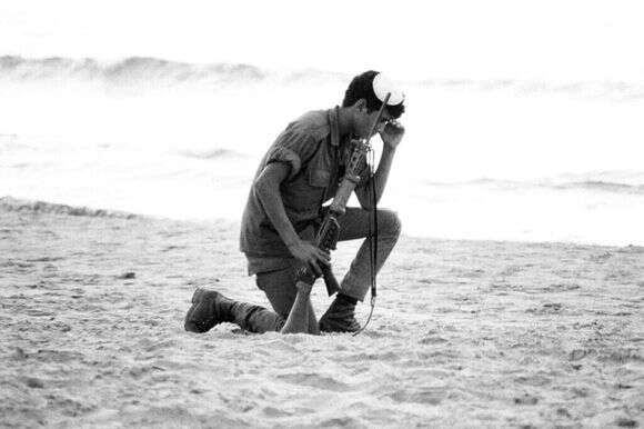 אי אפשר לתת לפוסט־טראומה להוביל קרב לחיים או למוות. תפילה בחול במלחמת יום הכיפורים. | גטי אימג'ס אי אפשר לתת לפוסט־טראומה להוביל קרב לחיים או למוות. תפילה בחול במלחמת יום הכיפורים. | גטי אימג'ס