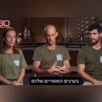 מסך מתוך הראיון של "אחים לנשק" ב"60 דקות"