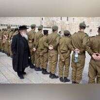 חרדי בוחן מסדר חיילים בכותל המערבי. | יונתן זינדל, פלאש 90
