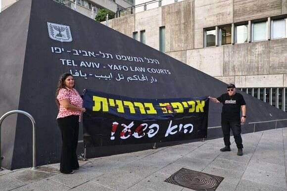 שפי פז במחאה על אכיפה בררנית מחוץ לבית המשפט השלום בת"א. | מאיה לוין שפי פז במחאה על אכיפה בררנית מחוץ לבית המשפט השלום בת"א. | מאיה לוין