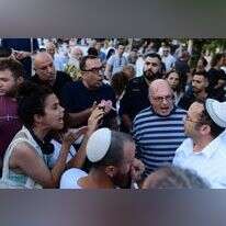 מתפרעים בכיכר דיזנגוף מפריעים לתפילה שאורגנה על ידי ראש יהודי. | תומר נאומברג, פלאש 90