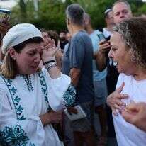 מתפרעים בכיכר דיזנגוף מפריעים לתפילה שאורגנה על ידי ראש יהודי. | תומר נאומברג, פלאש 90