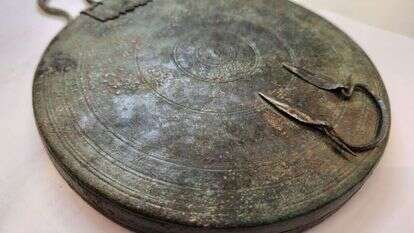 מראת הברונזה. נמצאה במצב השתמרות מושלם. | יולי שוורץ, רשות העתיקות