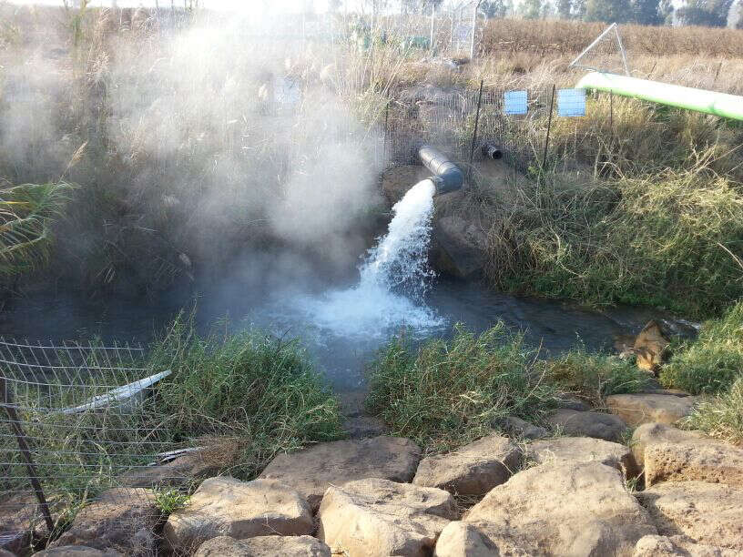 הגייזרים בלהבות הבשן. | מרכז להבה קרית שמונה, עפרה לנקרי, מתוך פיקיויקי