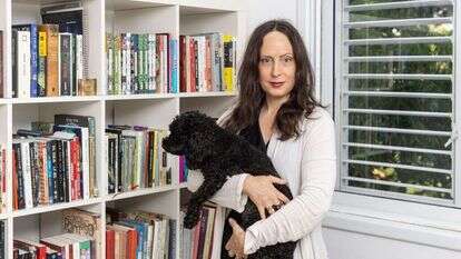 הגר ינאי. סופרת, עורכת ומנהלת בית הספר לכתיבה יוצרת של הוצאת עם עובד. | אבישג שאר־ישוב