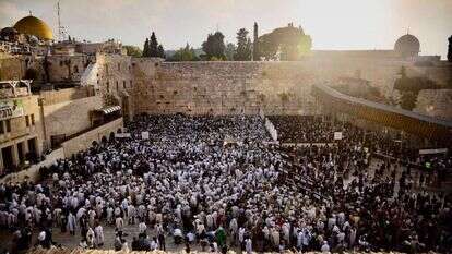 ברכת כהנים בכותל. | הקרן למורשת הכותל המערבי