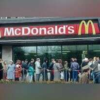 עומדים בתור מחוץ לסניף מקדונלד'ס, מוסקבה 1990. | גטי אימג'ס