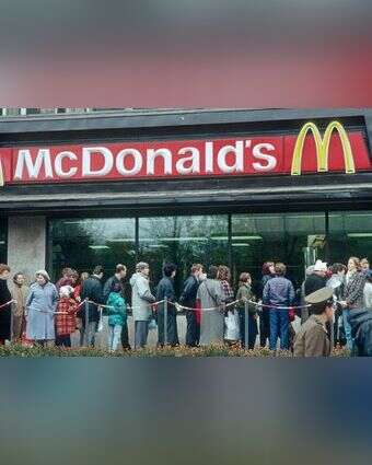 עומדים בתור מחוץ לסניף מקדונלד'ס, מוסקבה 1990. | גטי אימג'ס