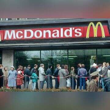 עומדים בתור מחוץ לסניף מקדונלד'ס, מוסקבה 1990. | גטי אימג'ס עומדים בתור מחוץ לסניף מקדונלד'ס, מוסקבה 1990. | גטי אימג'ס