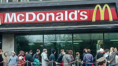 עומדים בתור מחוץ לסניף מקדונלד'ס, מוסקבה 1990. | גטי אימג'ס עומדים בתור מחוץ לסניף מקדונלד'ס, מוסקבה 1990. | גטי אימג'ס