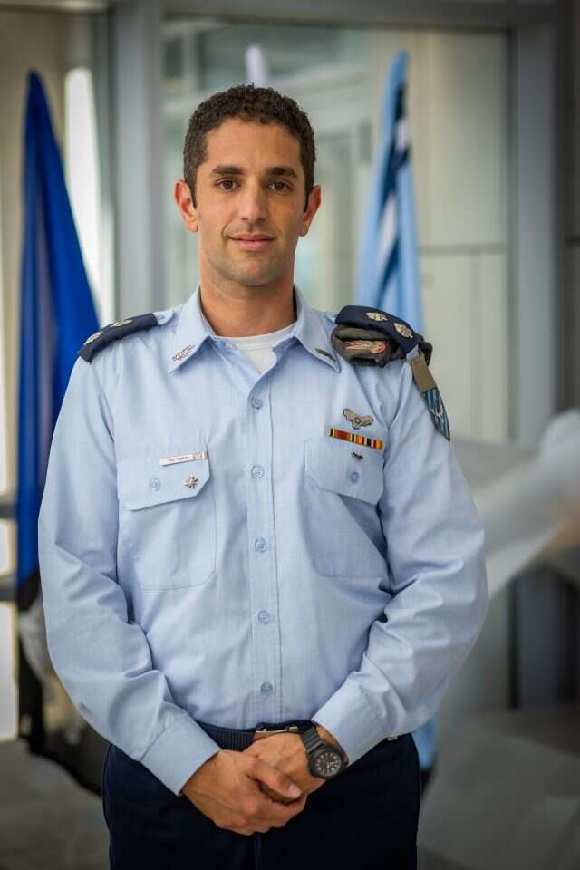 סא"ל איתמר עבו, מפקד הגדוד הצפוני של מערכת כיפת ברזל. בן 37 , תושב רמת־גן, נשוי ואב לשתיים. | אריק סולטן סא"ל איתמר עבו, מפקד הגדוד הצפוני של מערכת כיפת ברזל. בן 37 , תושב רמת־גן, נשוי ואב לשתיים. | אריק סולטן