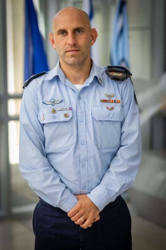 סא"ל אלעד צינמון, מפקד הגדוד הדרומי של כיפת ברזל. בן 38 , נשוי ותושב שיכון המשפחות בבסיס חצור. | אריק סולטן סא"ל אלעד צינמון, מפקד הגדוד הדרומי של כיפת ברזל. בן 38 , נשוי ותושב שיכון המשפחות בבסיס חצור. | אריק סולטן